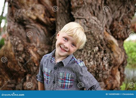 Cute Blonde Hair Blue Eyed Boy Kind Buiten Het Glimlachen In De Natuur