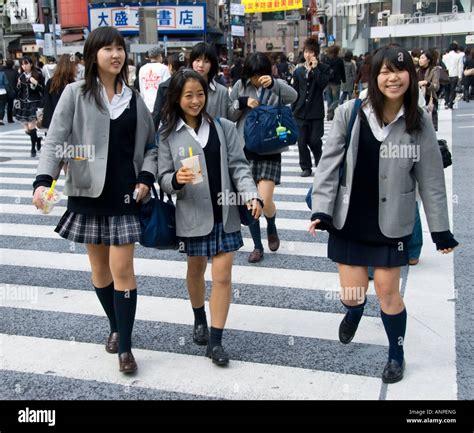 Japanische Schulmädchen In Shibuya Tokio 2007 Stockfotografie Alamy