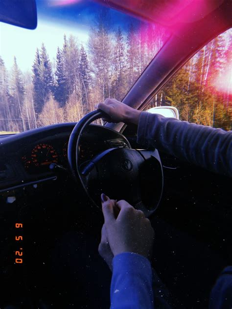 Девушка с парнем в машине фото в машине фото за рулём за руки