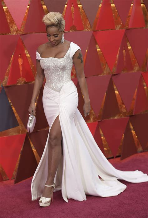 Oscars 2018 Mary J Blige Wears Custom Atelier Versace Wwd