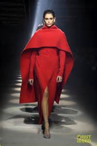 Photo Kaia Gerber Looks Ravishing In Red Walking In Givenchy Fashion