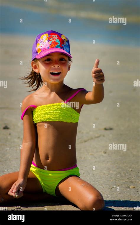 Junges Mädchen Am Strand Gelben Badeanzug Daumen Hoch Stockfotografie