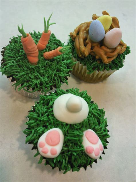 While browsing flickr, i discovered tons of beautifully decorated easter cupcakes. Sweet Dreams: Happy Easter Cupcakes!