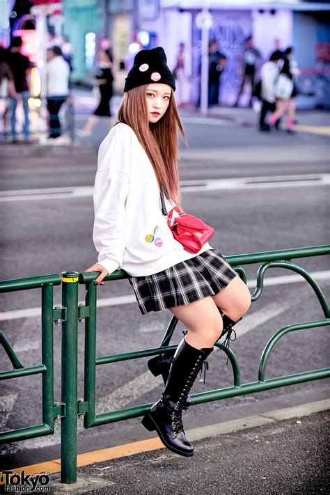 Harajuku Girl In Naning9 Sweatshirt Plaid Skirt Heart