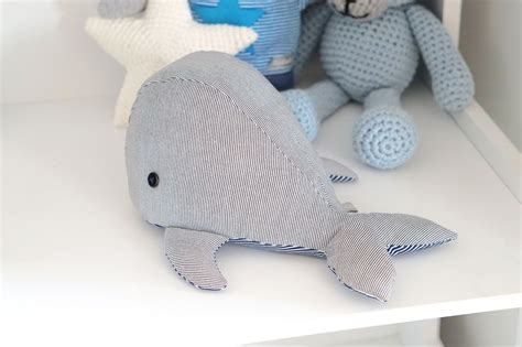 Wir haben eine grosse auswahl an verschiedenen stoffen und nähzubehör, in unserem shop kannst du ab 0,4m in 10 cm schritten bestellen. Kleiner Wal zum Kuscheln | Spielzeug für kleinkinder, Diy ...