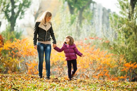 Mother And Daughter Walking In Park In Autumn Wunder Mom