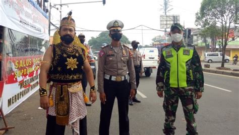 Gatot Kaca Hingga Kabayan Bantu Awasi Pengemudi Di Pos Psbb Gunung