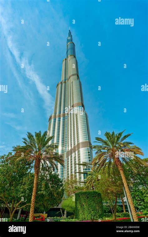 Dubai Vae Emaar Square Burj Khalifa Dubai Stock Photo Alamy