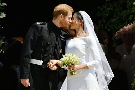 prince harry  meghan markle  kiss pictures