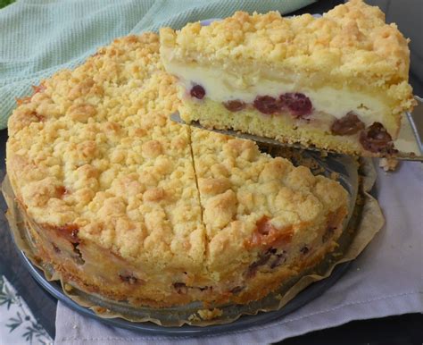 Stachelbeerkuchen mit Pudding und Streuseln