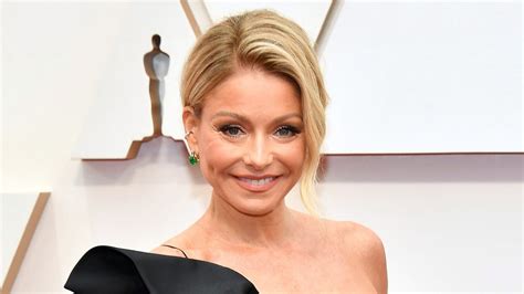 Kelly Ripa Shares Gray Roots On Instagram During Quarantine — Photos