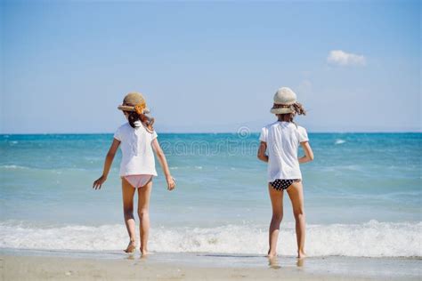 Милые маленькие девочки на пляже Стоковое Фото изображение насчитывающей каникула рубашка