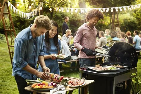 A denim jacket, shorts, cropped jeans, a denim skirt, or anything denim is ideal for a barbecue party. 5 erreurs à éviter pour un barbecue réussi - Saveurs