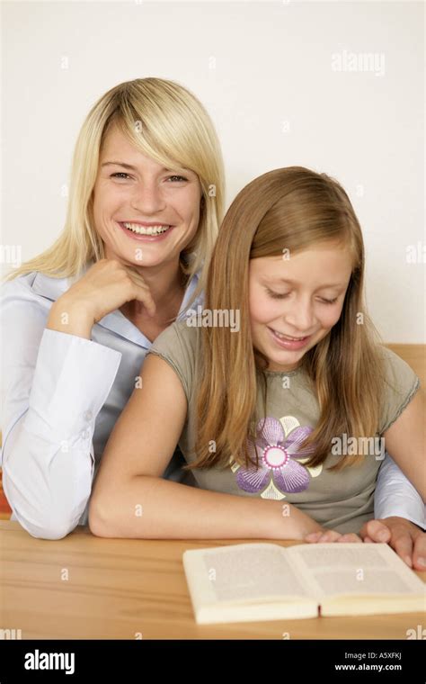 Madre Teniendo Deberes De Hija Sonriendo Fotografía De Stock Alamy