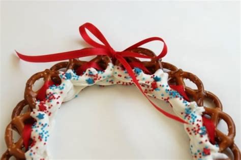 Using 7 pretzels for each wreath, form small circles on the wax paper. Pretzel Wreath | Created by Diane