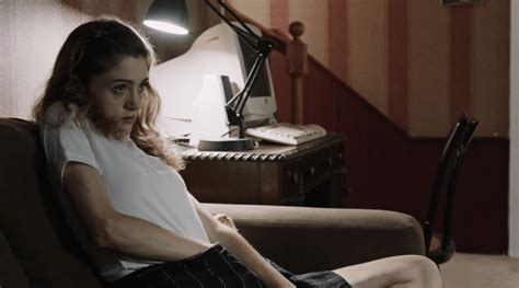 Stranger Things Natalia Dyer Scandalo Con Un Prete In Yes God Yes Video Archivio Biccyit