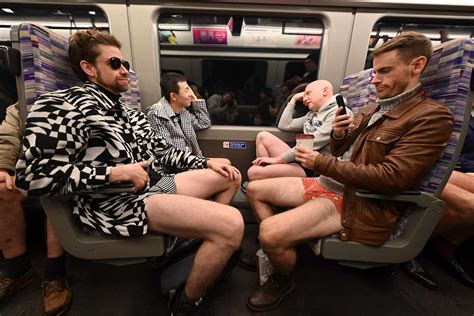 Tradițiile revin la Londra Britanicii au urcat fără pantaloni în metrou