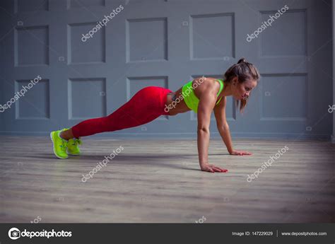 Beautiful Fitness Woman Is Doing Push Ups In The Gym — Stock Photo