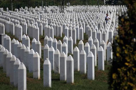 Nije se ništa desilo, ali bih volela da se desi da li je moguće da se promeni ova radioaktvina pozadina, msm da bude neka mirnija boja: Massacre de Srebrenica : des familles de victimes ...