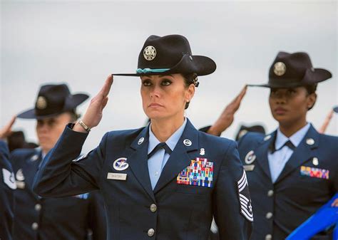 Us Air Force Chief Master Sgt Hope L Skibitsky Führt Eine Rein