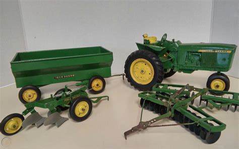 Vintage Metal John Deere Tractor Toy Farm Diecast 116 Scale With Metal