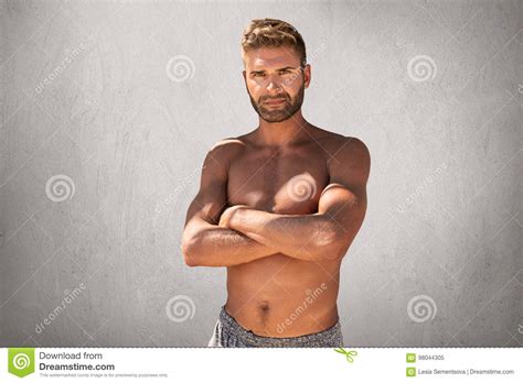 Uomo Macho Bello Topless Con Le Mani Attraversate Ritenendo La Sue Forza E Fiducia Che Posano