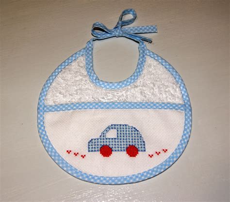 Ruca, la casa de los complementos: Babero en tono Azul bordado en Punto