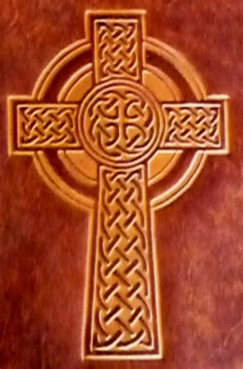 In this historyplex article, we will try to understand what is the symbolism of the celtic cross. Celtic Cross - Celtic Symbols - SYMBOLS & MEANINGS ...