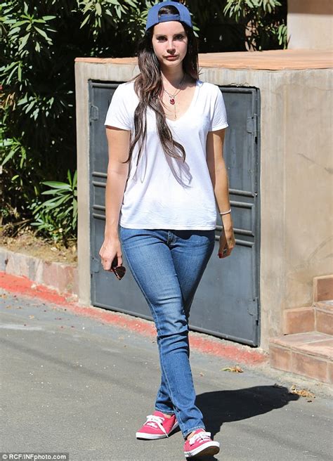 Lana Del Rey Is A Blue Jeans Flop As She Goes Walkabout In Hollywood Daily Mail Online