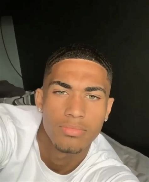 Pin By Mixedkid On Cute Lightskin Guys 15 20 And Up Dark Skin Boys