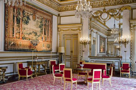Quy A T Il à Lintérieur Du Palais Royal — Et Si On Se Promenait