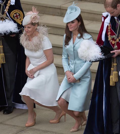 Top 93 Pictures Meghan And Kate Curtsy The Queen Completed