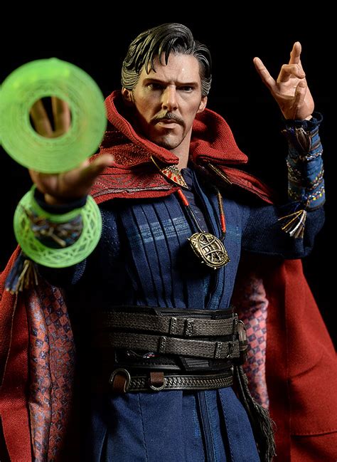 Potężny czarodziej doktor strange walczy z siłami ciemności, aby ocalić świat. Product Review Doctor Strange Hot Toys review