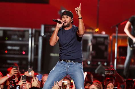 Cma Fest 2019 Free Stage Lineup Rolling Stone