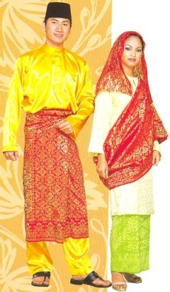 Pakaian adat pria berupa baju kurung berbahan beludru berwarna merah dengan sulaman benang emas bermotif flora yang melambangkan kesuburan. Kajian Tempatan: PAKAIAN ORANG MELAYU
