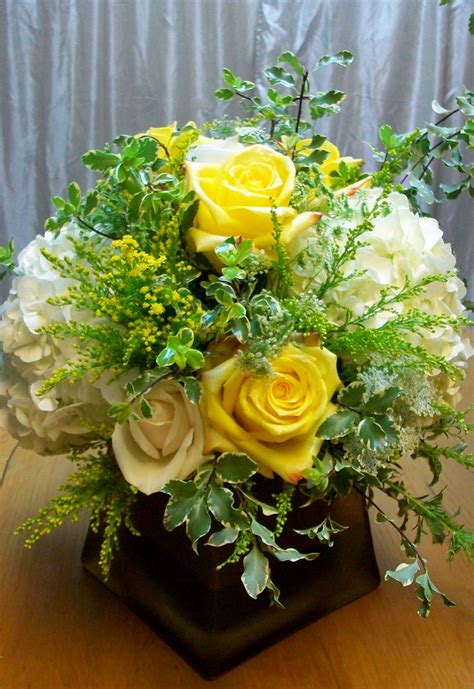 pin by mary woodall on pascha flowers rose flower arrangements flower arrangements simple