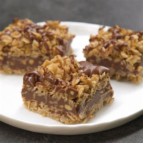 Spread 1/2 of the oat mixture into the prepared pan. No-Bake Chocolate Oat Bars - Skinny Recipes - tasty easy ...