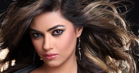 new girl meera chopra priyanka chopra s cousin all set to make her debut in bollywood aali