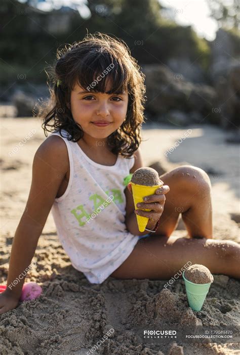 Retrato De Menina Brincando Com Areia Na Praia — 6 7 Anos Sessão