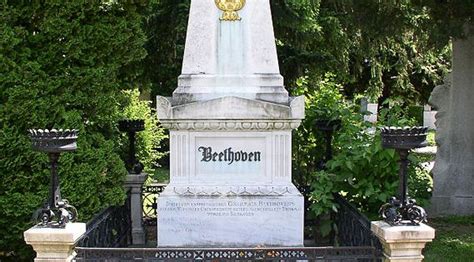 The Grave Site Of Beethoven Famous And Unique Grave Stones Pinterest