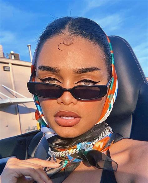 Pin By 𝔂2𝓴 𝓫𝓪𝓫𝔂 On Hottie Girl With Sunglasses Glasses Fashion