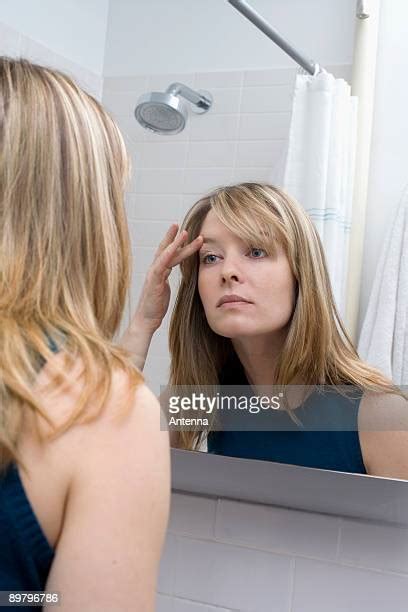 Blonde Woman Bathroom Mirror Photos Et Images De Collection Getty Images