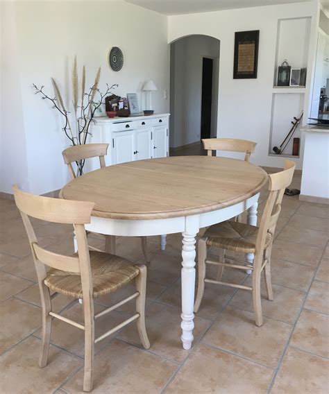 Table salle manger ovale  bois naturel massif et blanc. Ambiance