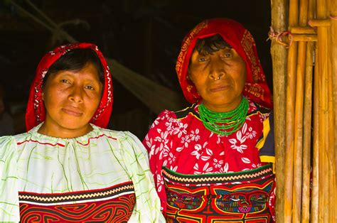 Kuna Indian Women Wearing Native Costume With Mola Embrodery Blouse