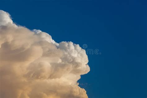 Towering Cumulonimbus Thunderstorm Cloud With Blue Sky In The Ba Stock
