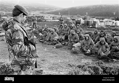 Der Falklandkrieg 1982 Argentinische Soldaten Die Bei Goose Green