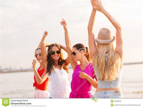 Grupo De Mujeres Sonrientes Que Bailan En La Playa Foto De Archivo