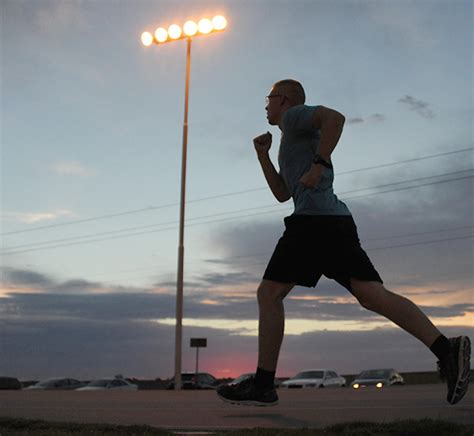 Luke Hosts Run Clinic Maintains Fit To Fight Airmen The Thunderbolt