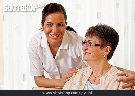 Seniorin Altenpflegerin Altenpflege | Lizenzfreies Bild ipy-ibf ...