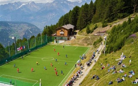 Per fortuna ascolta sua mamma. Svizzera, a Gspon il campo da calcio più alto d'Europa: si ...